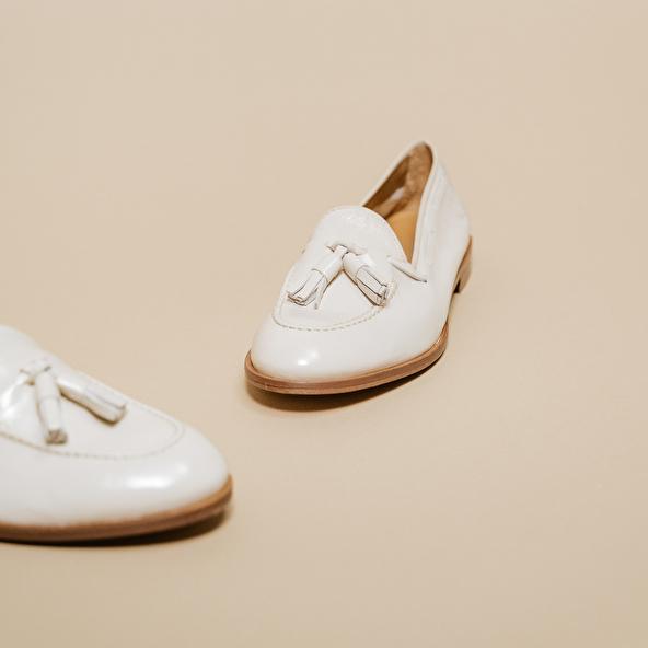 Jonak Round Toe Loafers With Pompons In Pleated Patent Ecru TIPHAINE