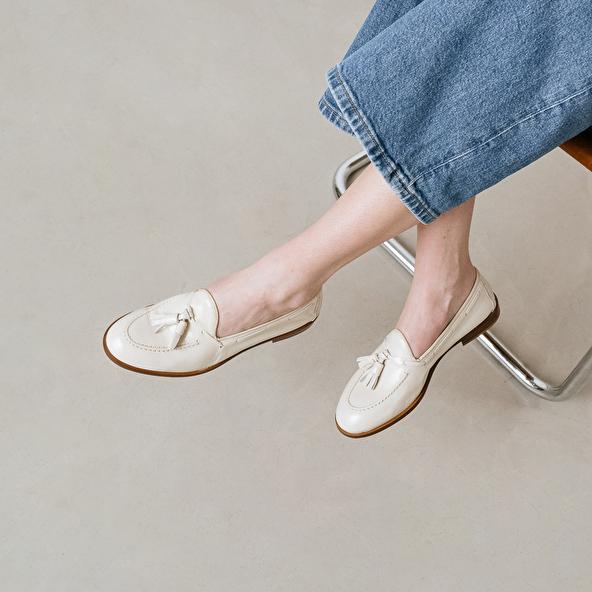 jonak Round toe loafers with pompons in pleated patent ecru TIPHAINE