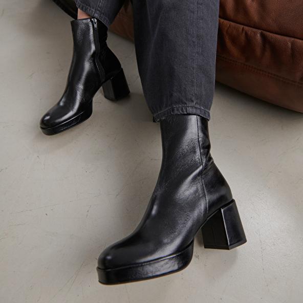 Jonak Square-toe Boots In Black Aged Leather VANVES