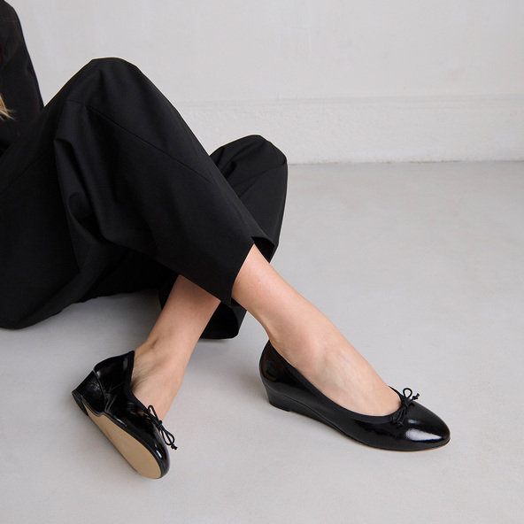 Jonak Wedge Ballerinas In Black Pleated Varnish AIRELLE