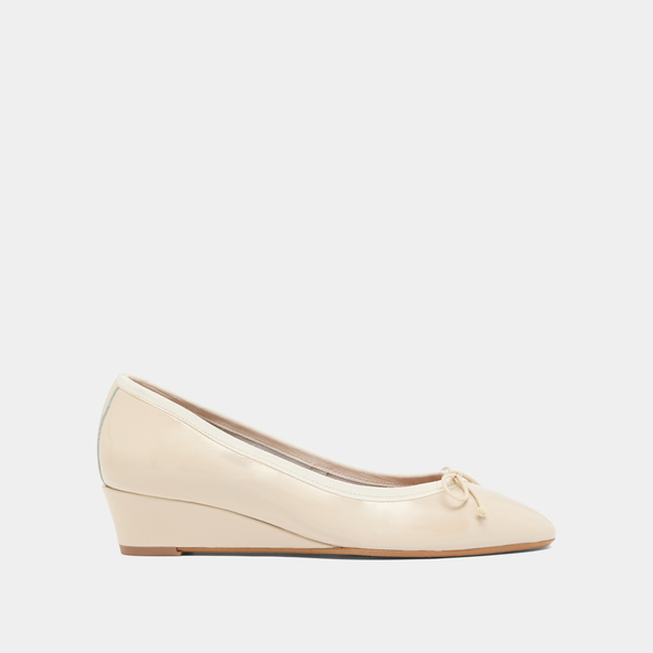 Jonak Wedge Ballerinas In Ecru Pleated Varnish AIRELLE