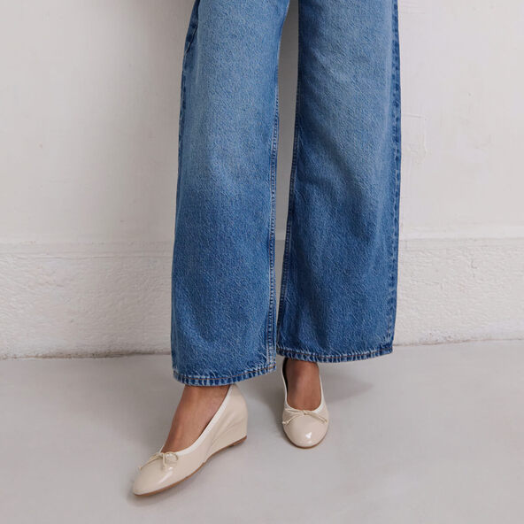 Jonak Wedge Ballerinas In Ecru Pleated Varnish AIRELLE