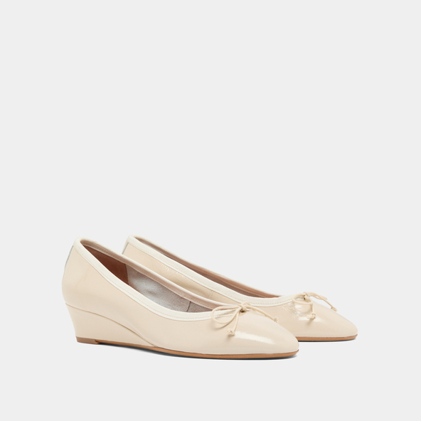Jonak Wedge Ballerinas In Ecru Pleated Varnish AIRELLE