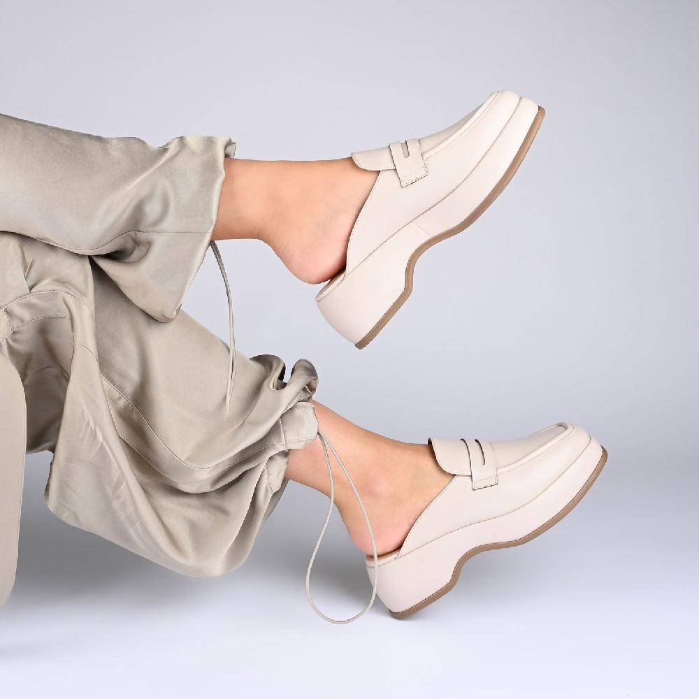 Journee Collection ANTONINA MULED FLATS IN FAUX LEATHER Pink