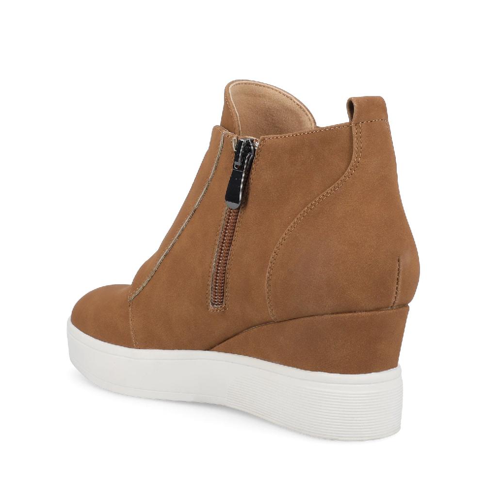 Journee Collection CLARA WEDGE SNEAKERS IN STATEMENT IN WIDE Beige