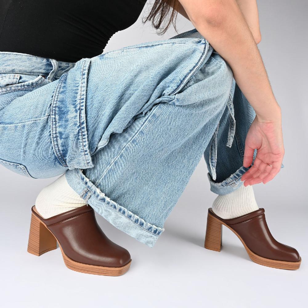 Journee Collection IZARA BLOCK HEELED MULES IN FAUX LEATHER Taupe