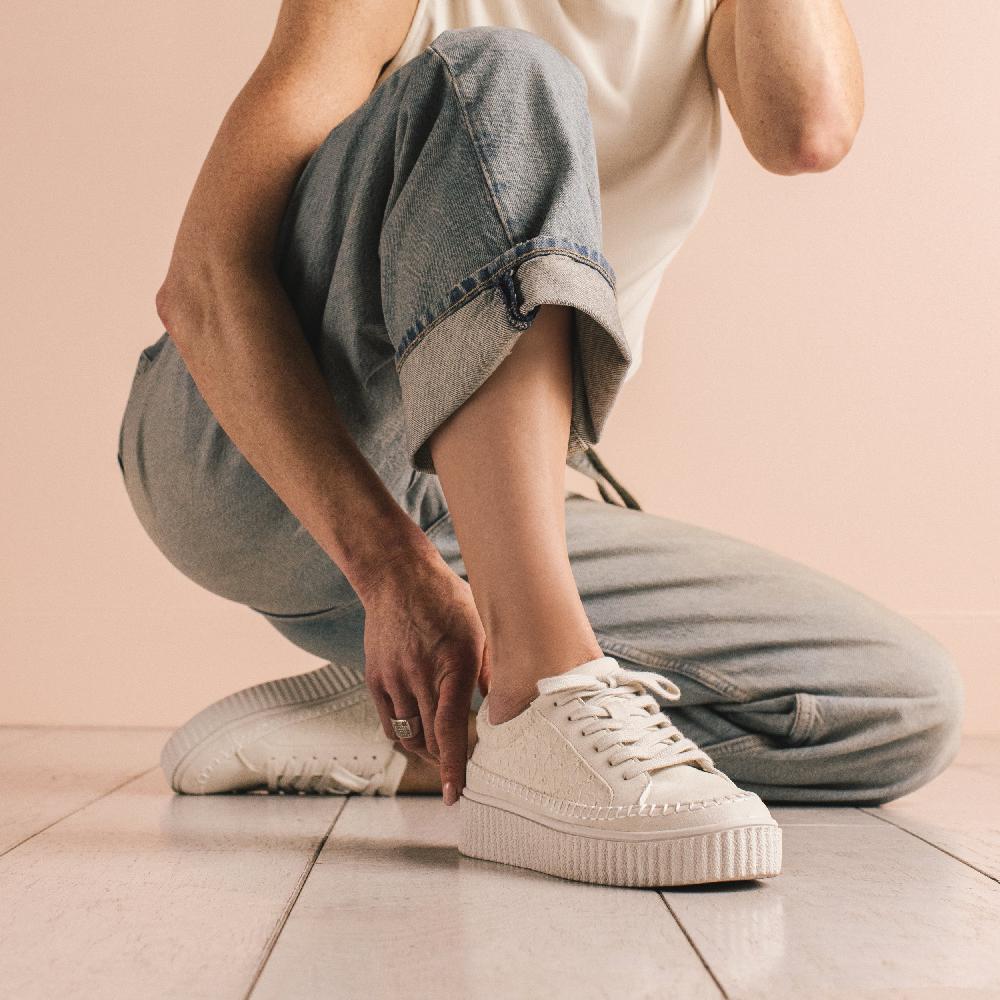 Journee Collection PAZEY CASUAL SNEAKERS Bone