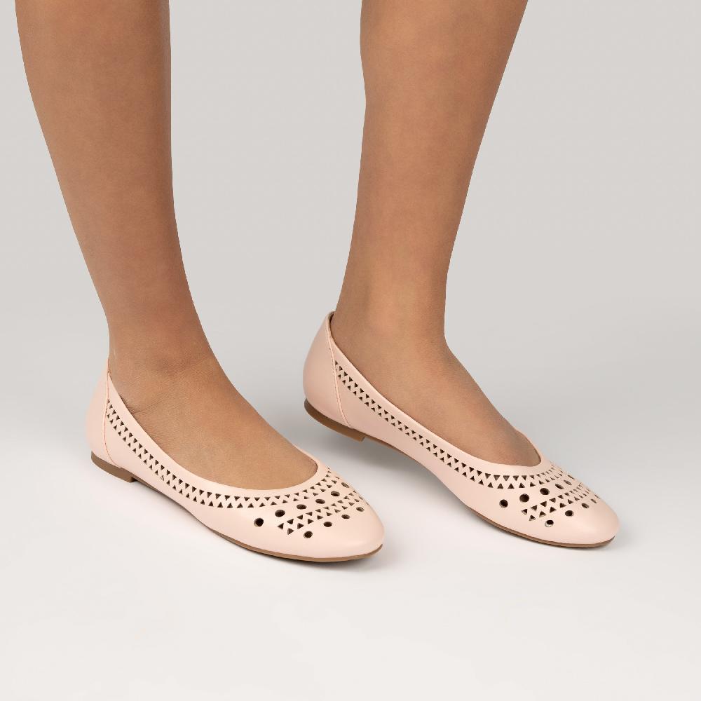 Journee Collection KAMRAH BALLET FLATS IN FAUX LEATHER Bone PU