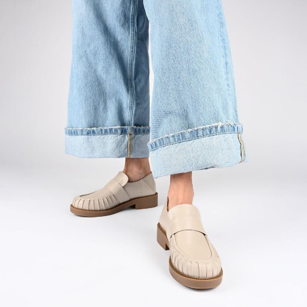 Journee Collection LAKENN RUCHED LOAFER FLAT IN FAUX LEATHER Taupe