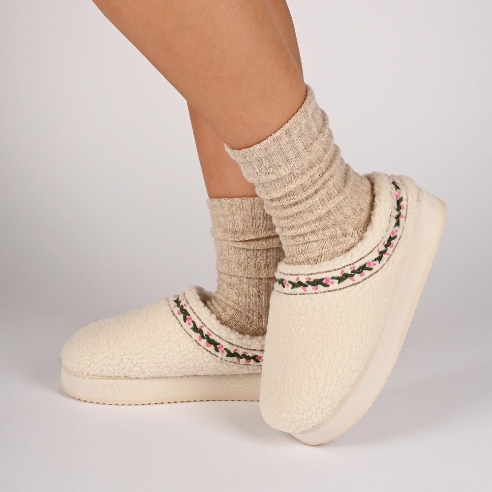 Journee Collection PALLMER SLIPPERS IN FAUX SHEARLING Cream Fleece