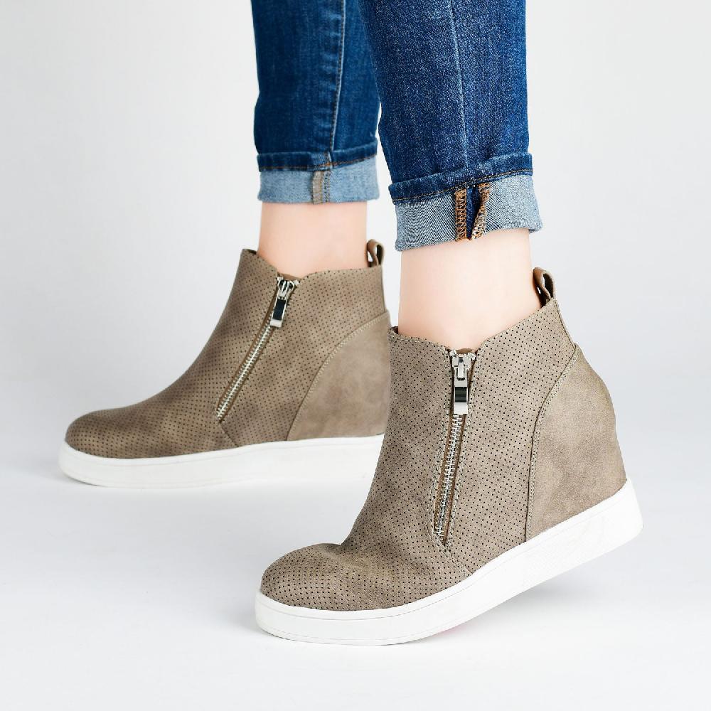 Journee Collection PENNELOPE WEDGE SNEAKERS IN WIDE Blue