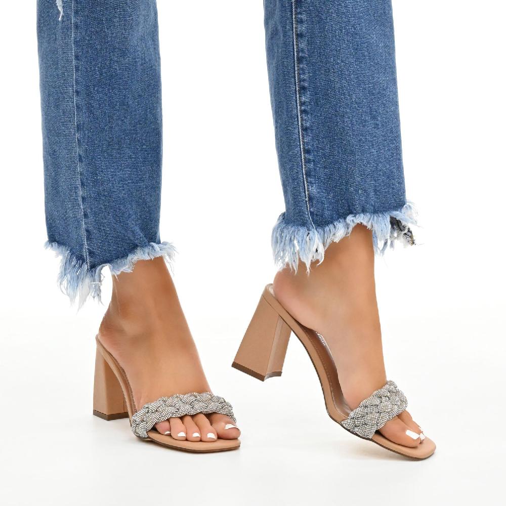 Journee Collection SASHAA TOE BAND HEELS IN FAUX LEATHER Nude