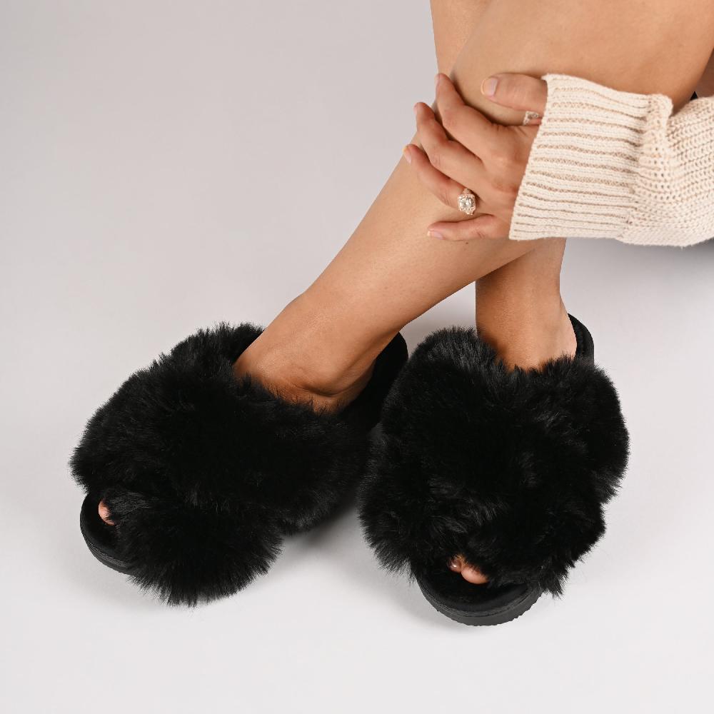 Journee Collection SKYLAH SLIPPERS IN FAUX FUR Pink Faux Fur