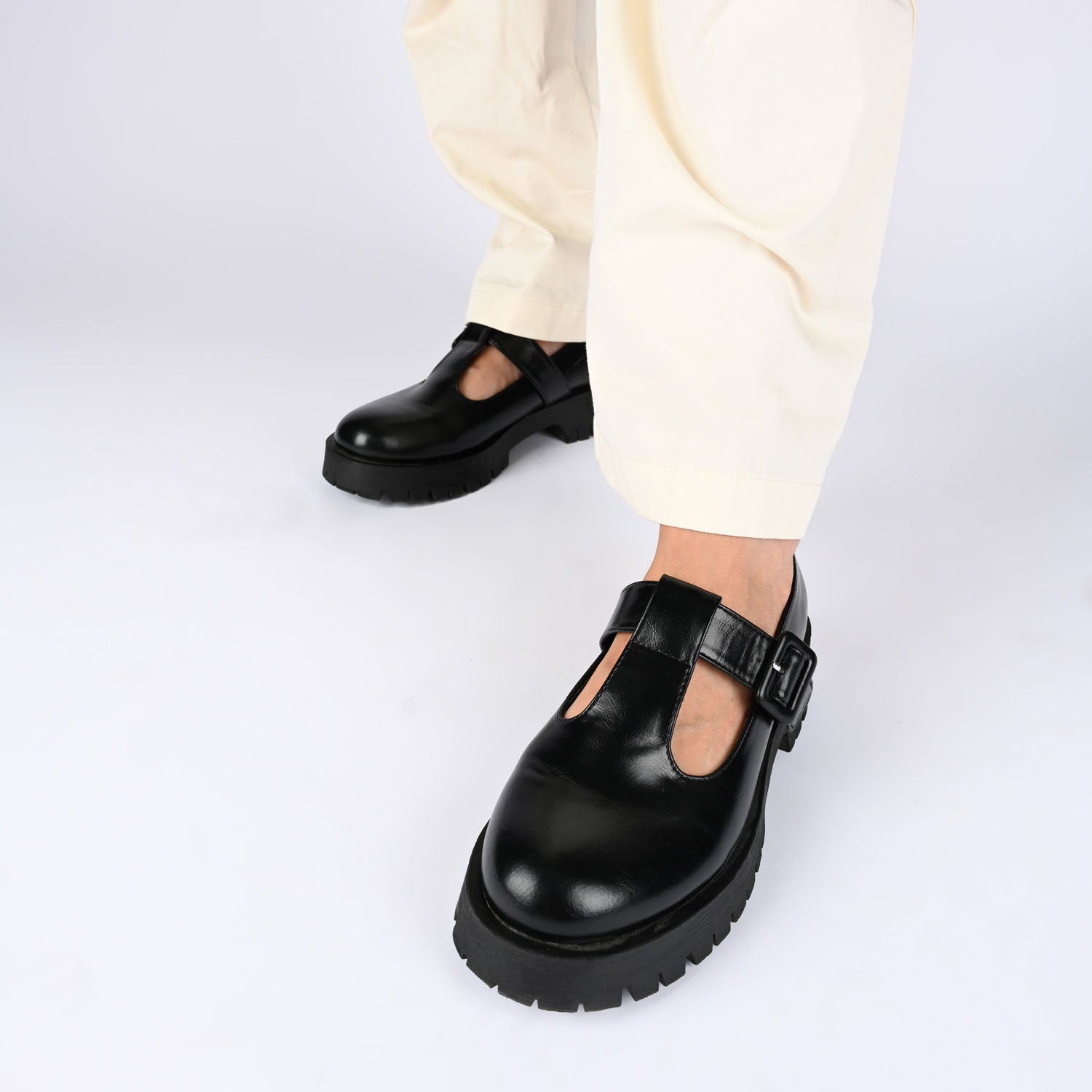 Journee Collection SUVI MARY JANE FLATS IN FAUX LEATHER Black