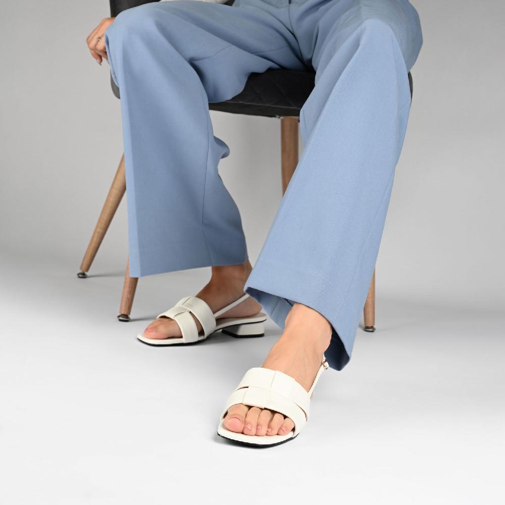 Journee Collection TABATHA LOW BLOCK HEELS IN FAUX LEATHER Nude