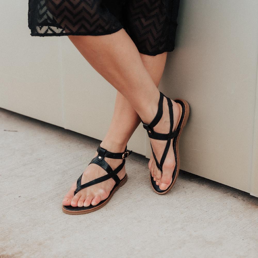 Journee Collection TANGIE MULTI STRAP SANDALS IN FAUX LEATHER Black