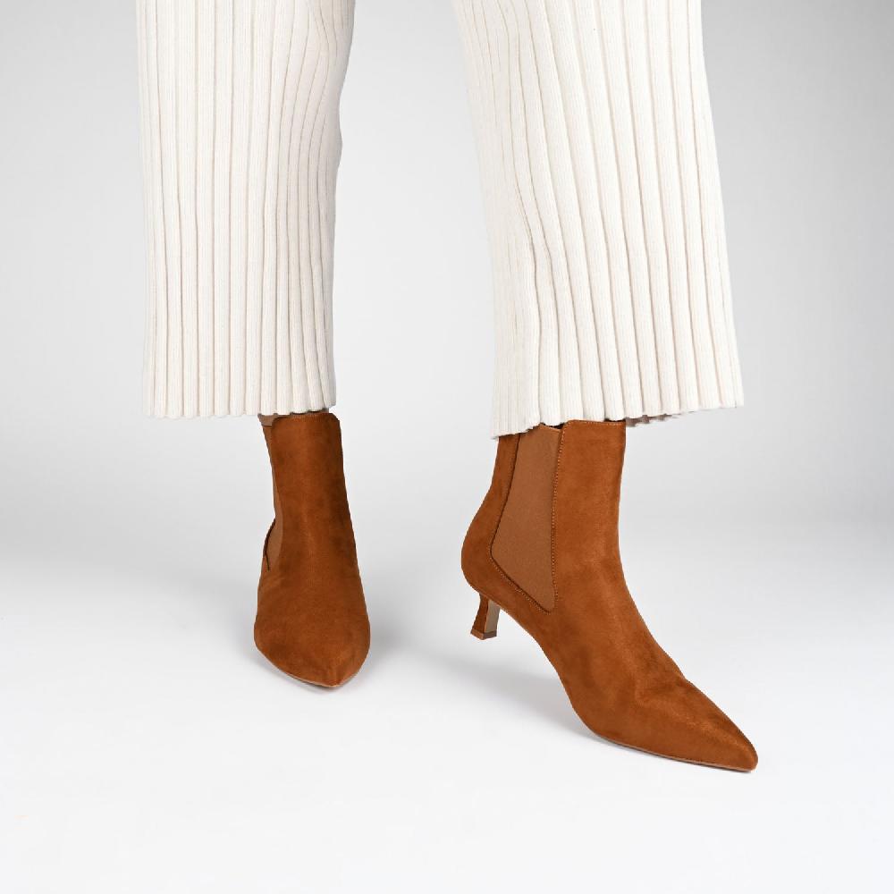 Journee Collection TENLEE CHELSEA BOOTIES IN WIDE Ivory Faux Suede
