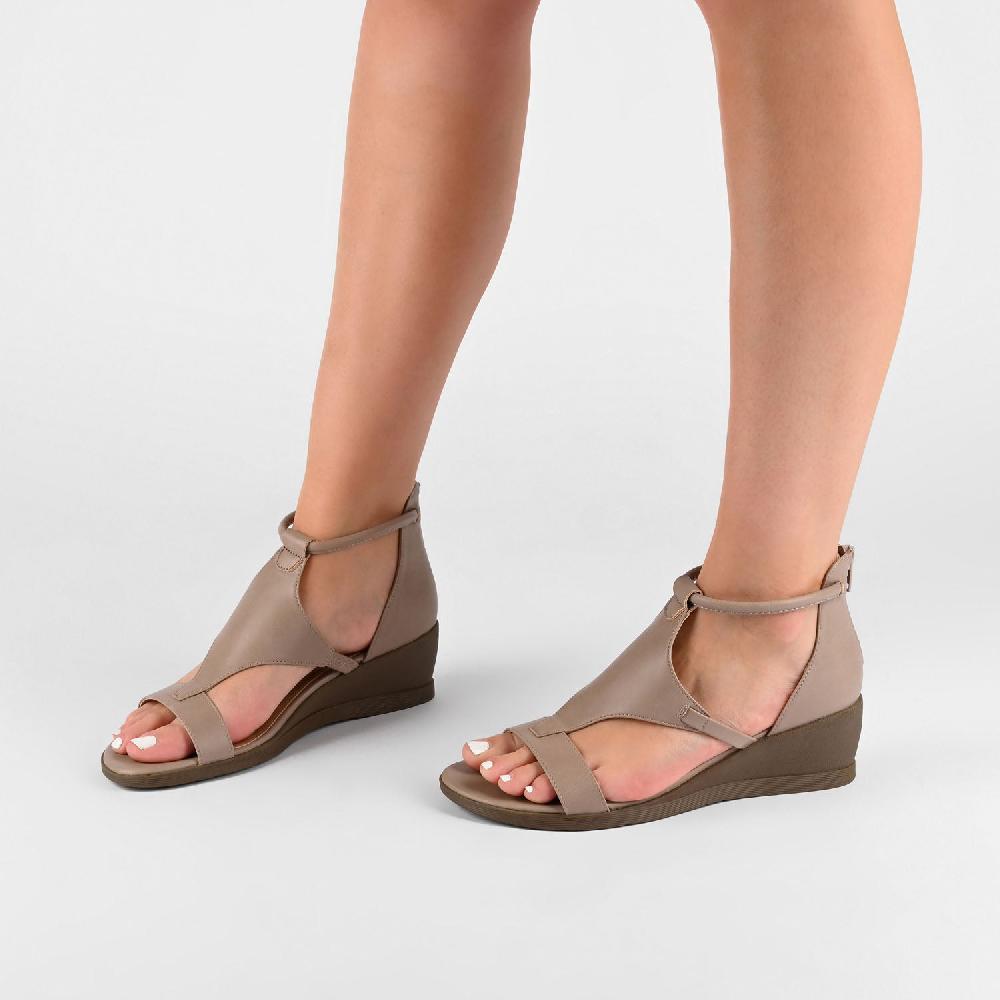 Journee Collection TRAYLE GLADIATOR SANDALS IN FAUX LEATHER Taupe PU