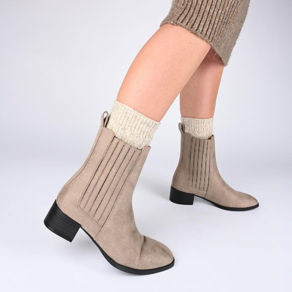 Journee Collection WRENLEY CHELSEA BOOTIES IN FAUX SUEDE Tan