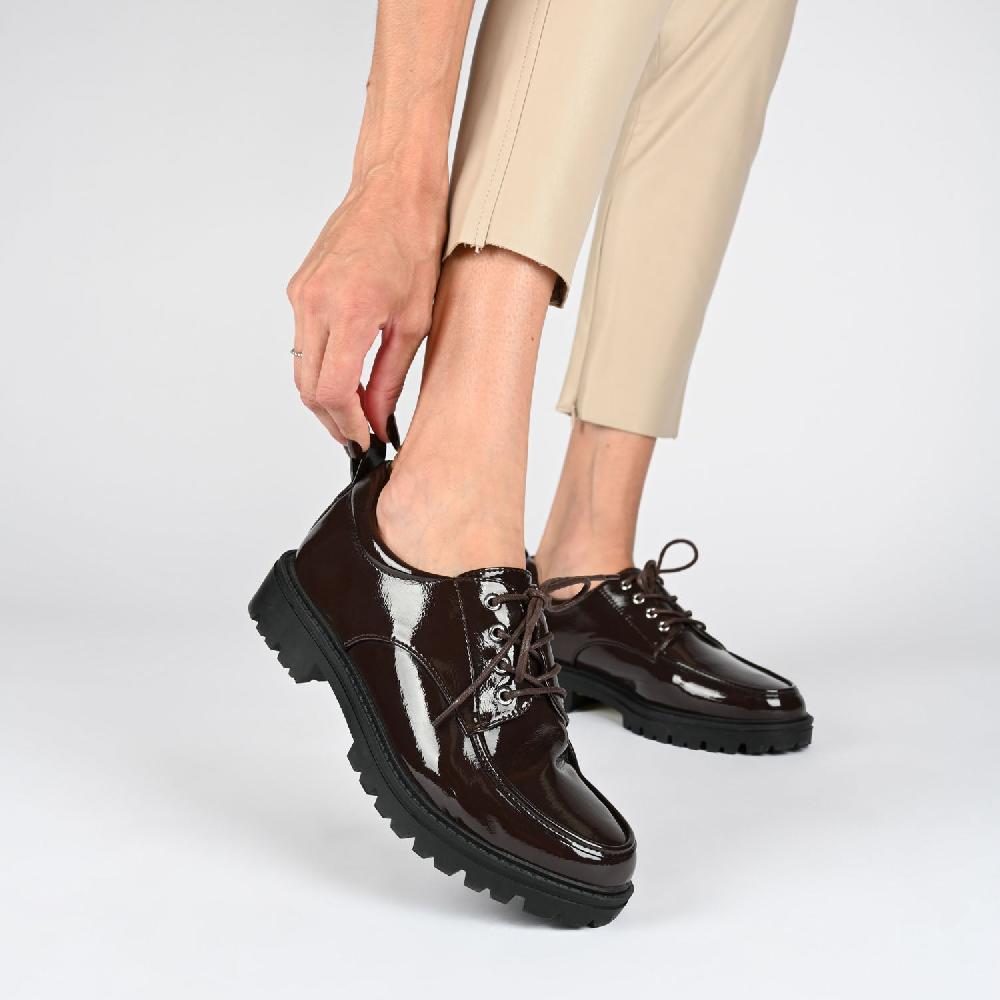 Journee Collection ZINA OXFORD LOAFER FLATS IN PATENT Brick