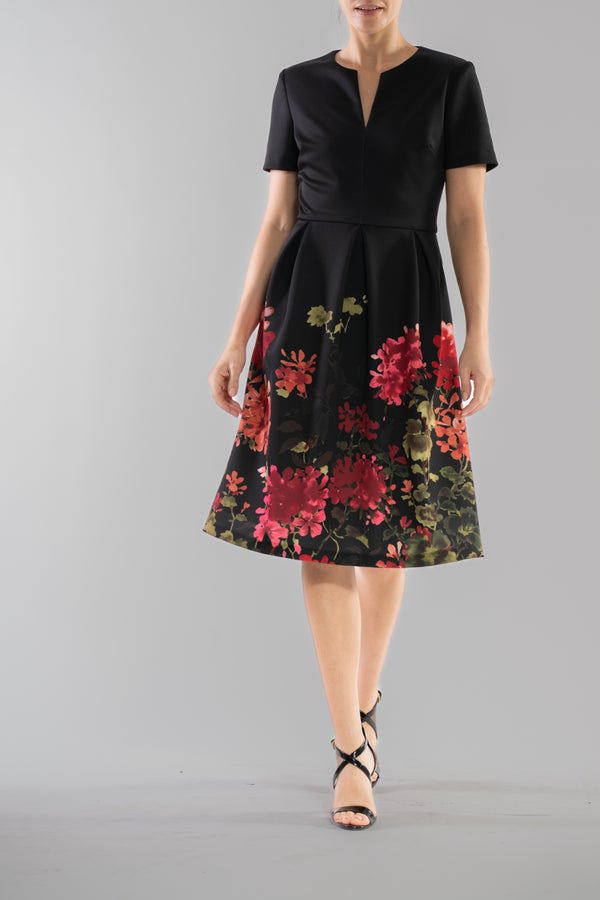 julia jordan DONNA RICCO - SHORT SLEEVE A-LINE PRINTED SCUBA DRESS BLACK MULTI