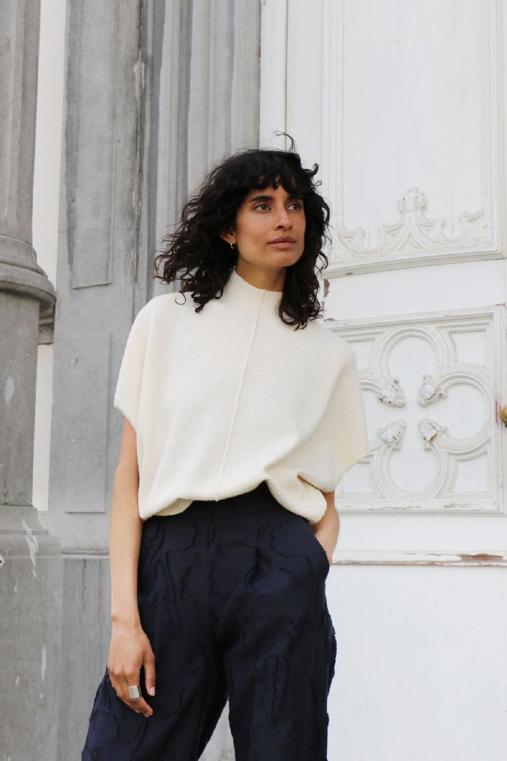 julia june top-pull Wealth off-white