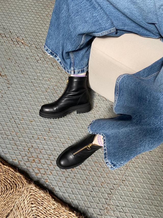 jutelaune Black Zip Boots