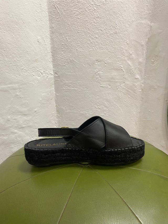 Jutelaune Total Black Crossed Sandal