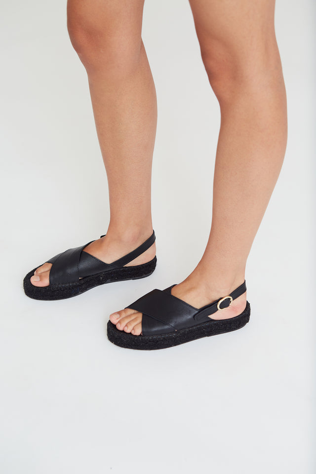 Jutelaune Total Black Crossed Sandal