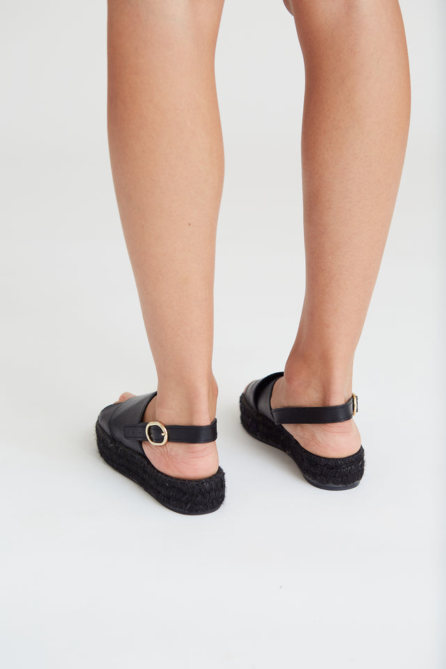 Jutelaune Total Black Crossed Sandal