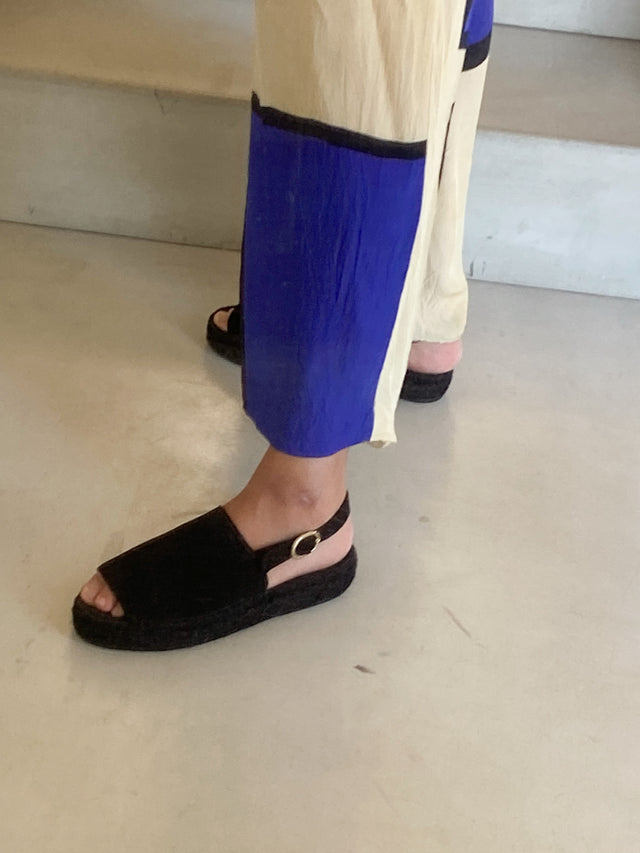 Jutelaune Total Black Strap Sandal