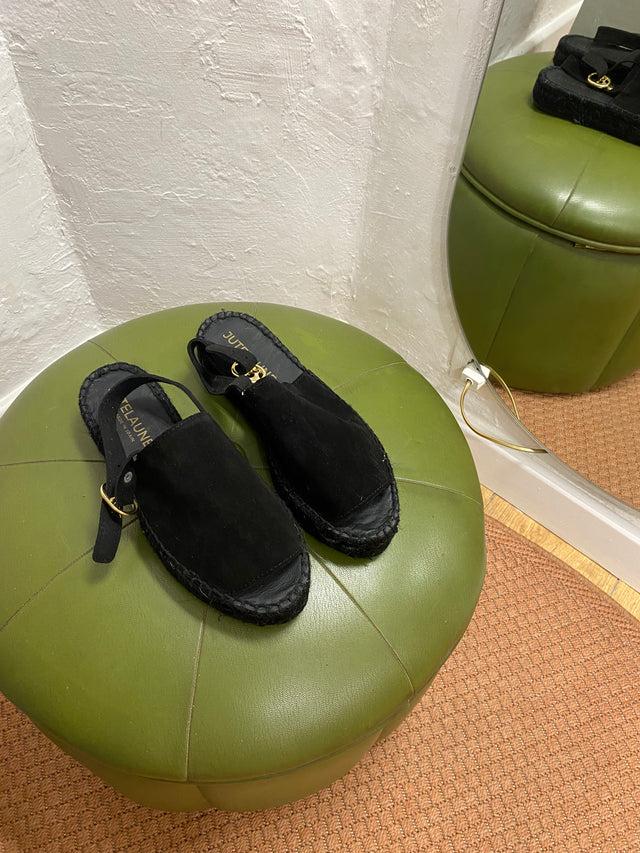 Jutelaune Total Black Strap Sandal