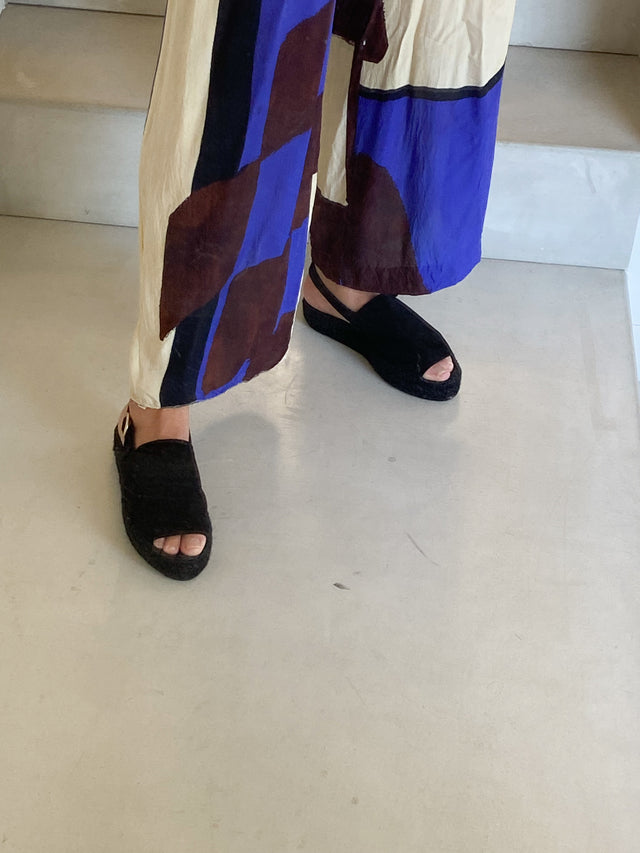 jutelaune Total Black Strap Sandal