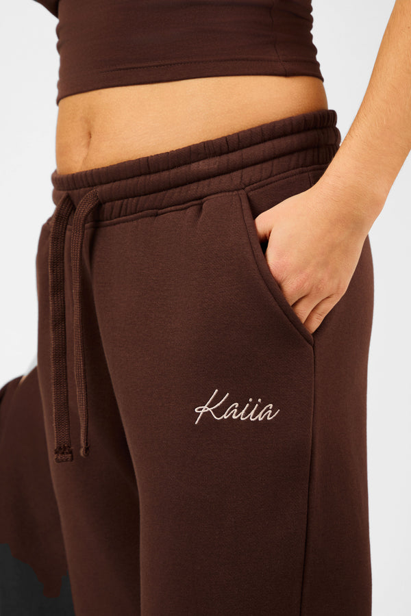 Kaiia Script Wide Leg Joggers Peppercorn
