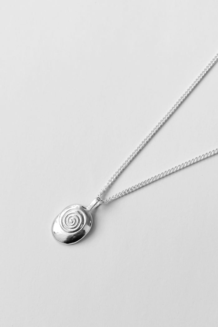 kara yoo jewelry Sand Nautilus Necklace