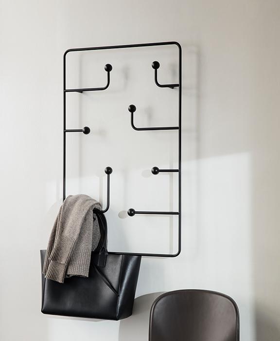 Karakter Hang Around Large / Derek McLeod & Joy Charbonneau