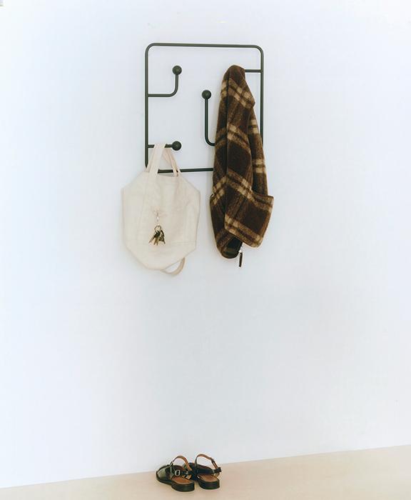 Karakter Hang Around Small / Derek McLeod & Joy Charbonneau