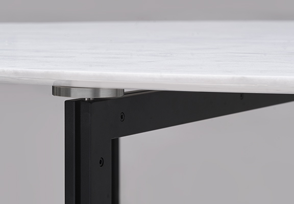 Karakter Hess Dining Table / Mikal Harrsen