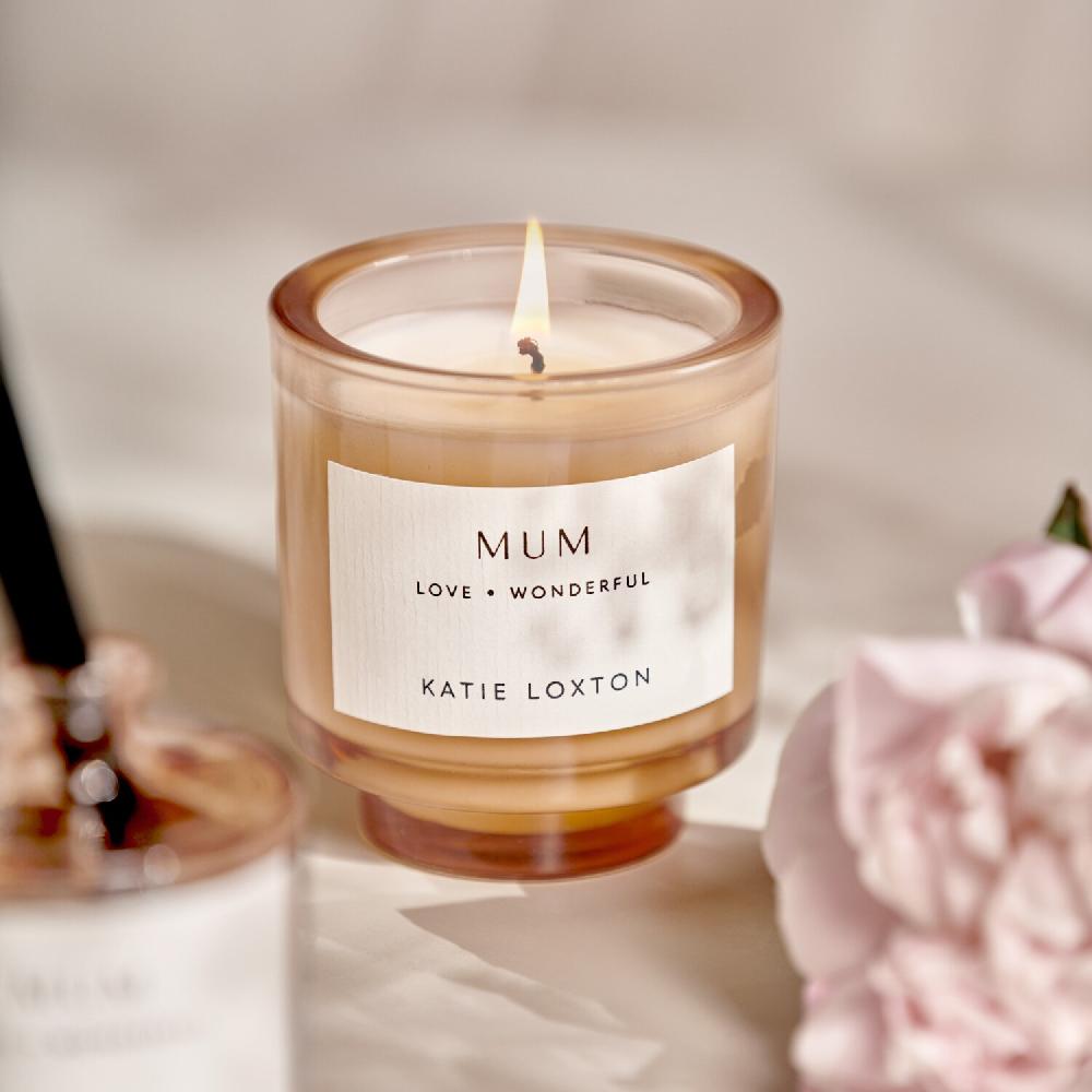 katie loxton Sentiment Candle 'Mum' Fresh Linen and White Lily