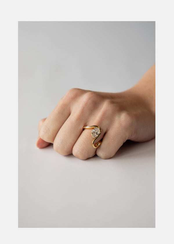 Katkim Oval Diamond Ribbon Trace Ring