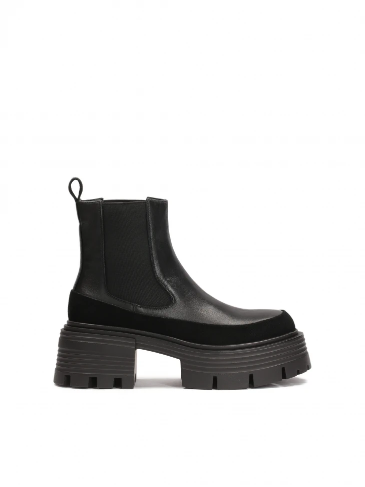 Kazar Black Chelsea Boots On An Elevated Sole With Embossing