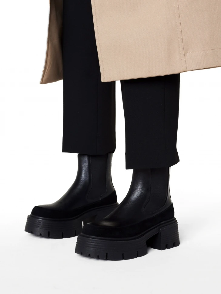 Kazar Black Chelsea Boots On An Elevated Sole With Embossing