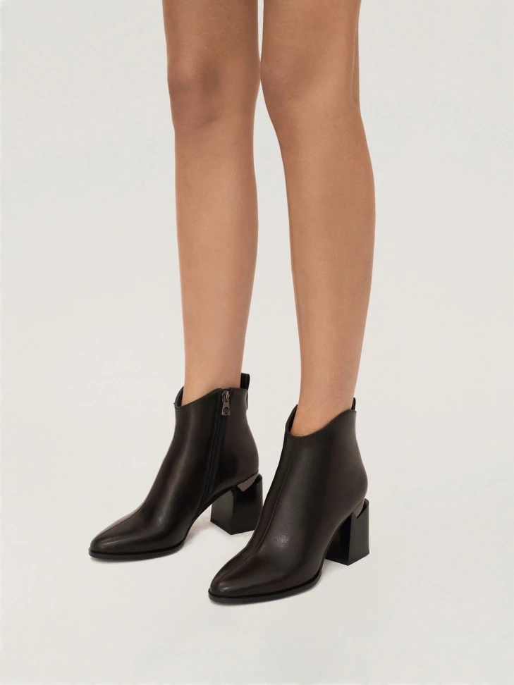 Kazar Black Leather Booties On A Block Heel With A Metal Insert