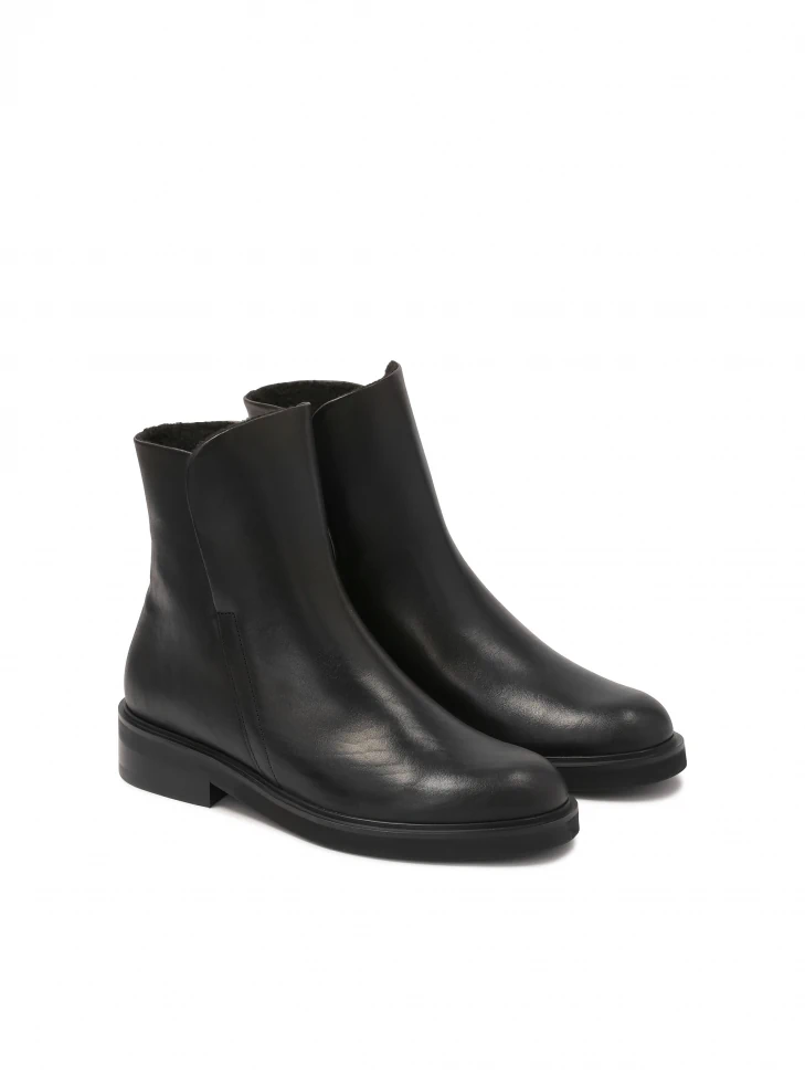 Kazar Classic Boots On A Flat Sole Decorated With A Chain