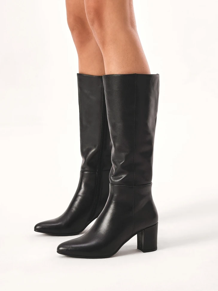 Kazar Black Boots On A Post
