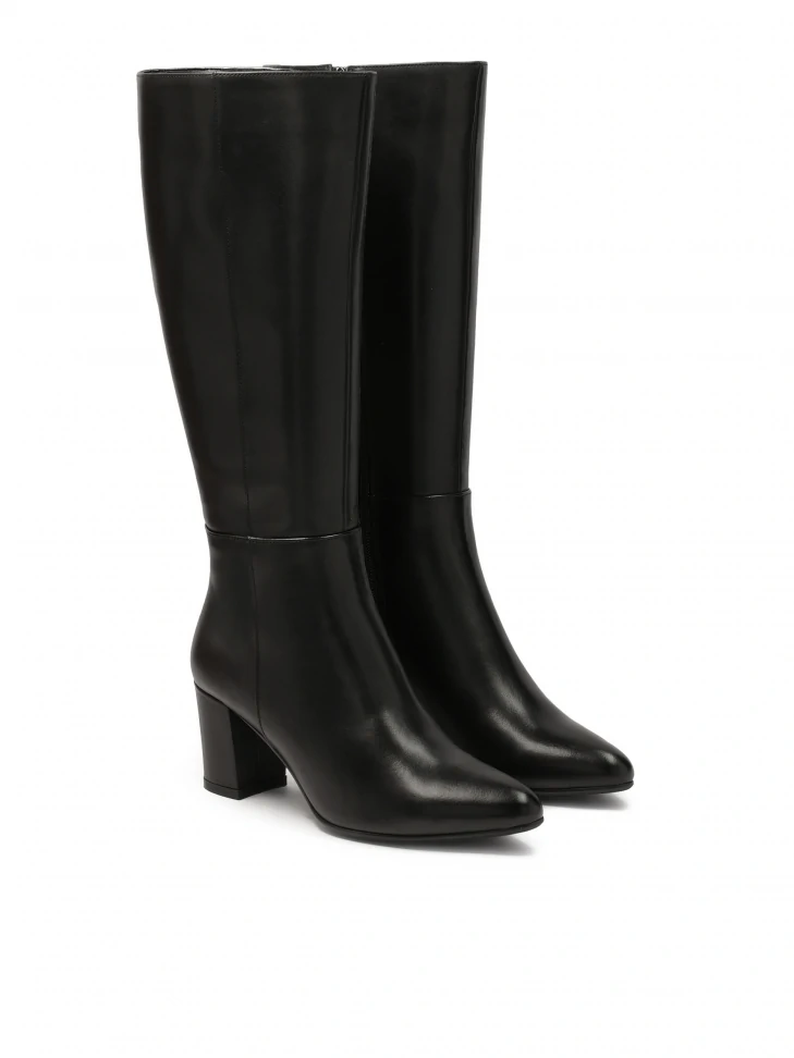 Kazar Black Boots On A Post