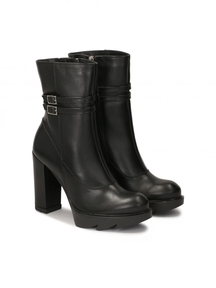 Kazar Black Boots On A Post
