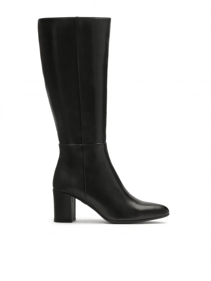 kazar Black boots on a post