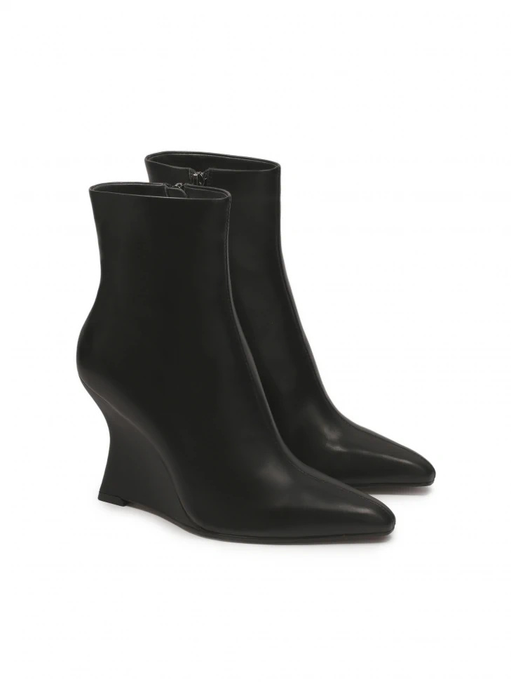 Kazar Black Boots On Finesse Anchors