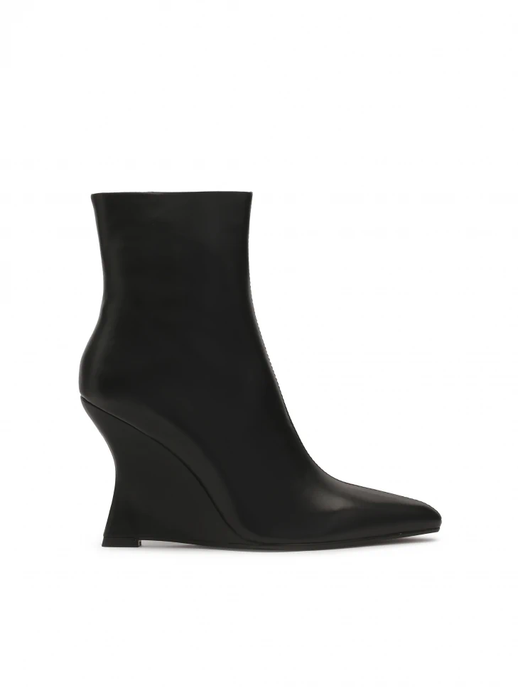 kazar Black boots on finesse anchors